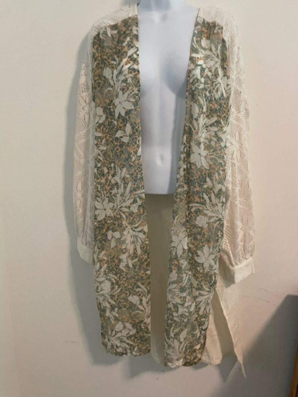 Miss Me sage green/cream Floral Kimono Lace sleeves Women's Size med